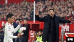 El entrenador Diego Pablo Simeone (d).