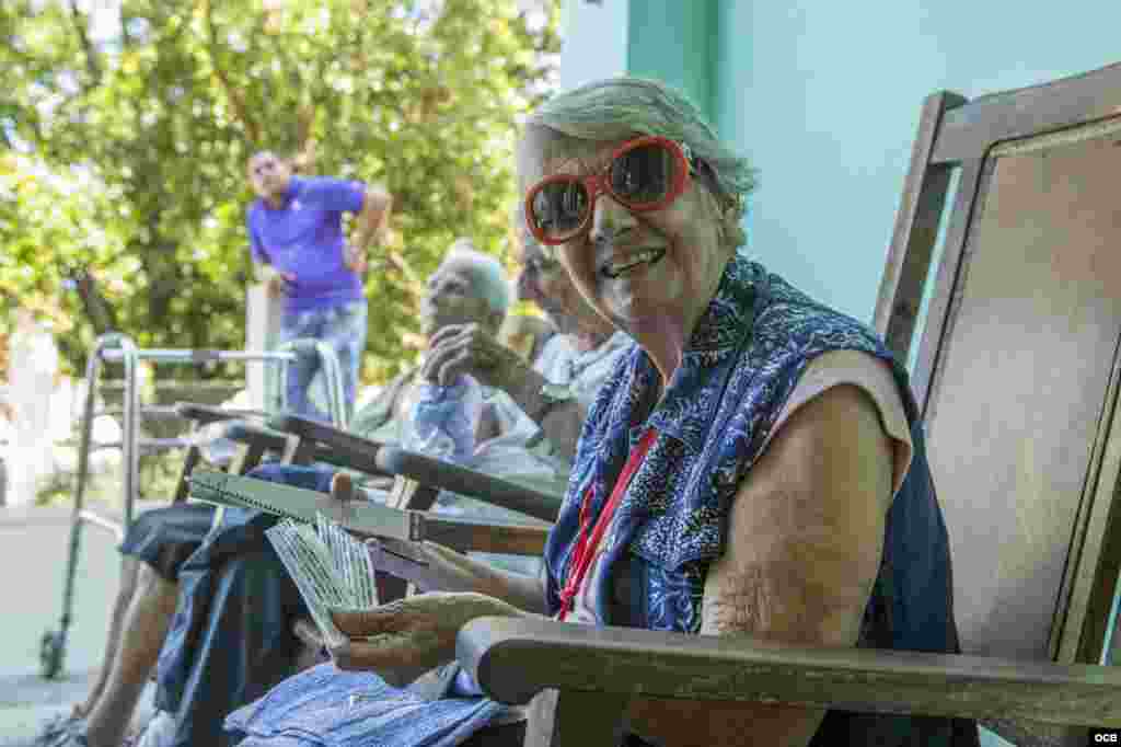 Donaciones a ancianos en Cuba.