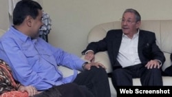 Raúl Castro recibe a Nicolás Maduro en visita no anunciada.