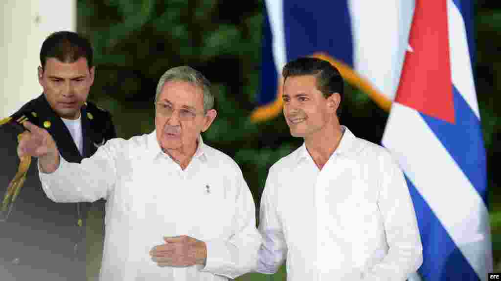 El presidente de México Enrique Peña Nieto (d) y su homólogo cubano, Raúl Castro (c), conversan hoy, viernes 6 de noviembre de 2015, tras una rueda de prensa conjunta.