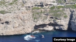 Cubanos resctados del fondode una cueva en un acantilado a 150 pies justo por encima del nivel del mar.