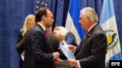 Secretario de Relaciones Exteriores de México, Luis Videgaray (i), mientras conversa con el secretario de Estado, Rex Tillerson (d), durante un receso en la cumbre económica y de seguridad sobre Centroamérica