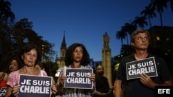 BRA19 RÍO DE JANEIRO (BRASIL), 7/01/2015.- Ciudadanos franceses y brasileños participan en una concentración en memoria de las víctimas del ataque contra el semanario satírico "Charlie Hebdo" hoy, miércoles 7 de enero de 2015, en Río de Janeiro (Brasil).