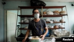 Los cuentapropistas cubanos hacen malabares para mantener a flote sus negocios en medio de la crisis del COVID-19. (REUTERS/Alexandre Meneghini)