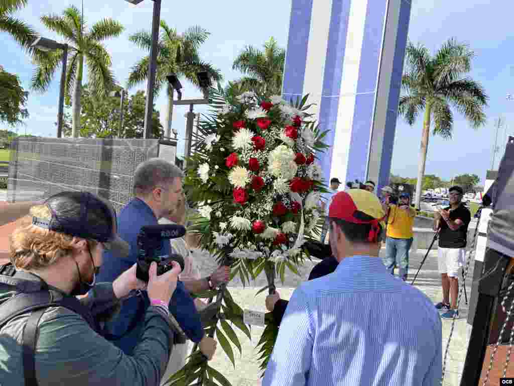 Ofrenda floral de eurodiputados y de España al inicio de la "Caravana por la Libertad de Cuba", en Miami.