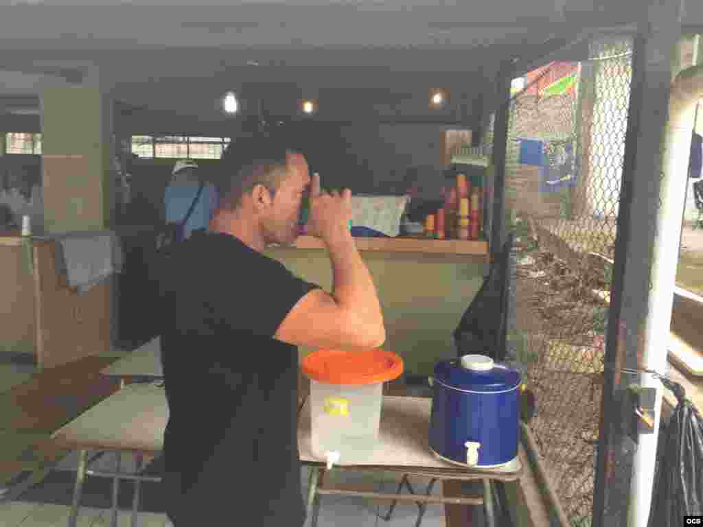 Cubanos en el poblado La Cruz, cercano a la frontera con Nicaragua.