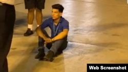 Yunier García Duarte es detenido a su llegada al aeropuerto de Miami.