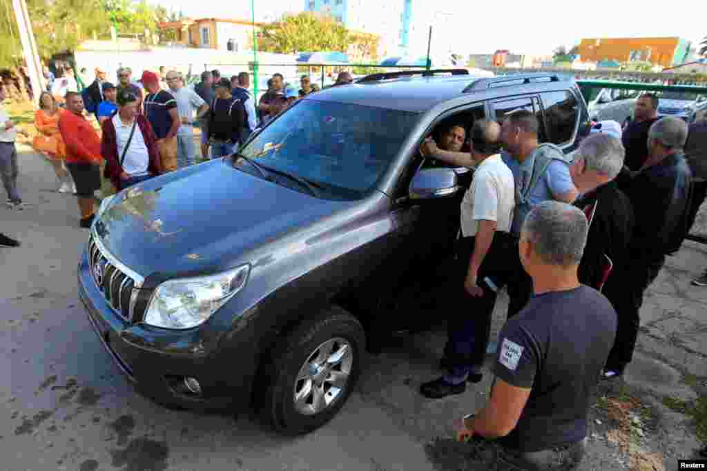 Yoan Orlando Milián habla con la prensa, tras adquirir un Toyota Land Cruiser del 2011, el 25 de febrero del 2020, en un concesionario de La Habana.