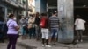 Cubanos hacen cola en una bodega, en La Habana, para adquirir alimentos. (Yamil LAGE / AFP)