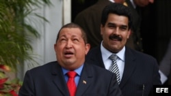El presidente de Venezuela, Hugo Chávez (i), y su ministro de Exteriores, Nicolás Maduro (d), 2011 en el palacio de Miraflores en Caracas (Venezuela).