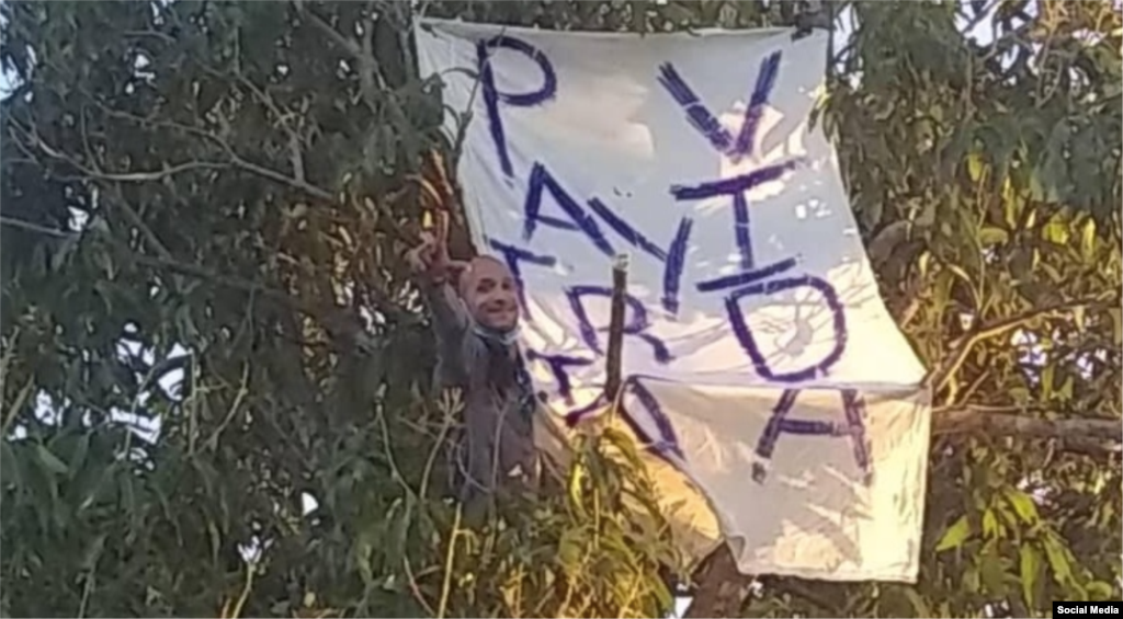 Carteles inspirados en la canción "Patria y Vida" interpretada por Yotuel Romero, el dúo Gente de Zona, Descemer Bueno, Maykel Osorbo y El Funky.