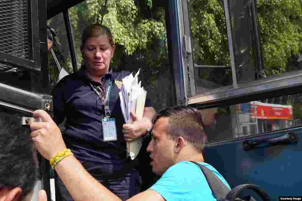 Cubanos varados en Costa Rica son deportados a Nicaragua por la Dirección General de Migración y Extranjería.