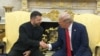 El presidente de EEUU Donald Trump saluda a su homólogo de Ucrania Volodymyr Zelenskyy en la Casa Blanca. 