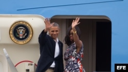 El presidente de Estados Unidos, Barack Obama, junto a su esposa Michelle, se despiden de los cubanos.