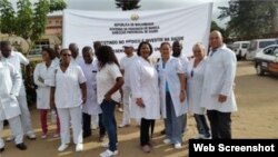 Médicos cubanos en África.