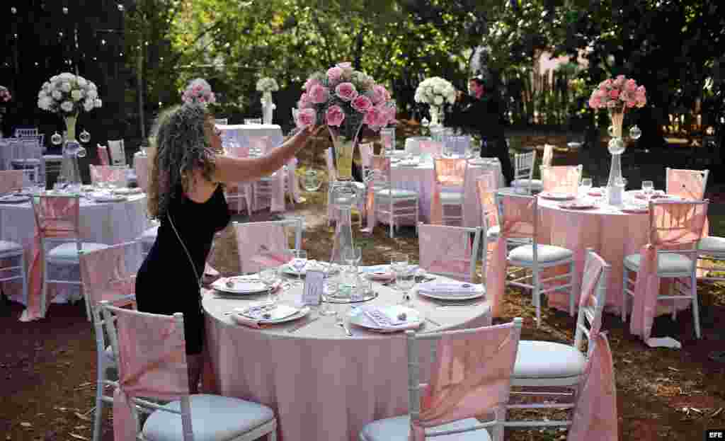 Fotografía del 13 de febrero de 2017, durante los preparativos para una boda, organizada por la compañía privada "Aires de fiesta", en La Habana (Cuba). Organizar un boda "vintage" en la exótica Habana Vieja o ajustar la complicada logística de una cerem