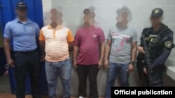 Los sospechosos, de 27, 32 y 42 años de edad, originarios y residentes del municipio de El Triunfo del departamento de Choluteca, fueron interceptados al momento que realizaban el traslado irregular de ocho ciudadanos cubanos y dos del Congo. Foto Policí