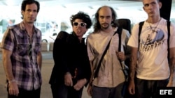 El grupo habanero Porno para Ricardo a su llegada a Madrid, donde cierra hoy una minigira europea que les ha llevado a Polonia, República Checa y Barcelona.