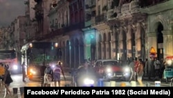 Vecinos de Centro Habana cerraron la calle Reina en protesta por la falta de agua.