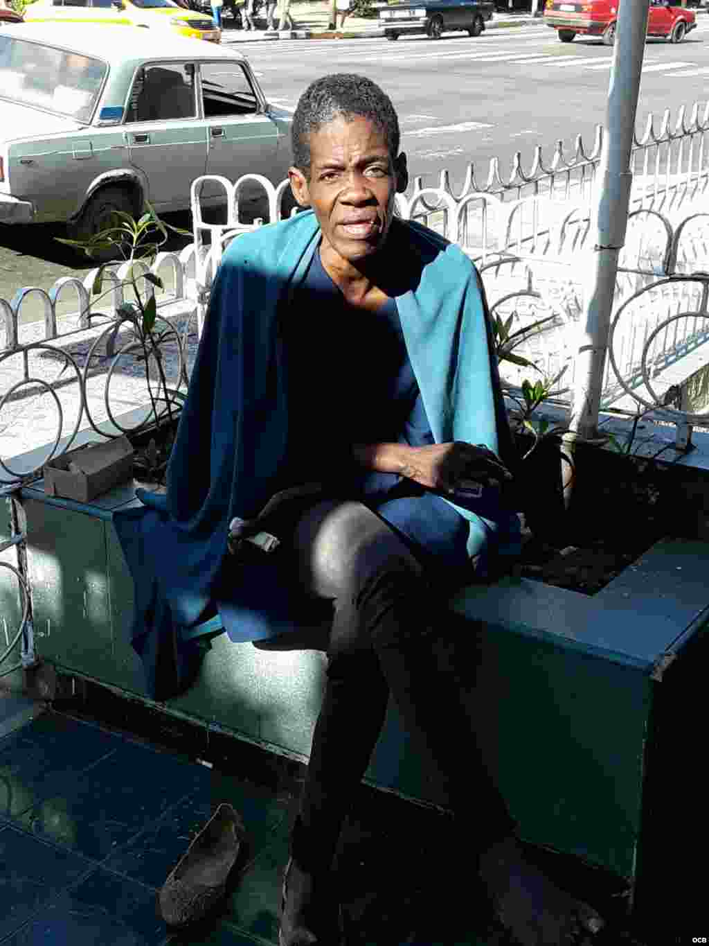 Señora de unos 40 años o más que deambula por el Bulevar de Obispo.