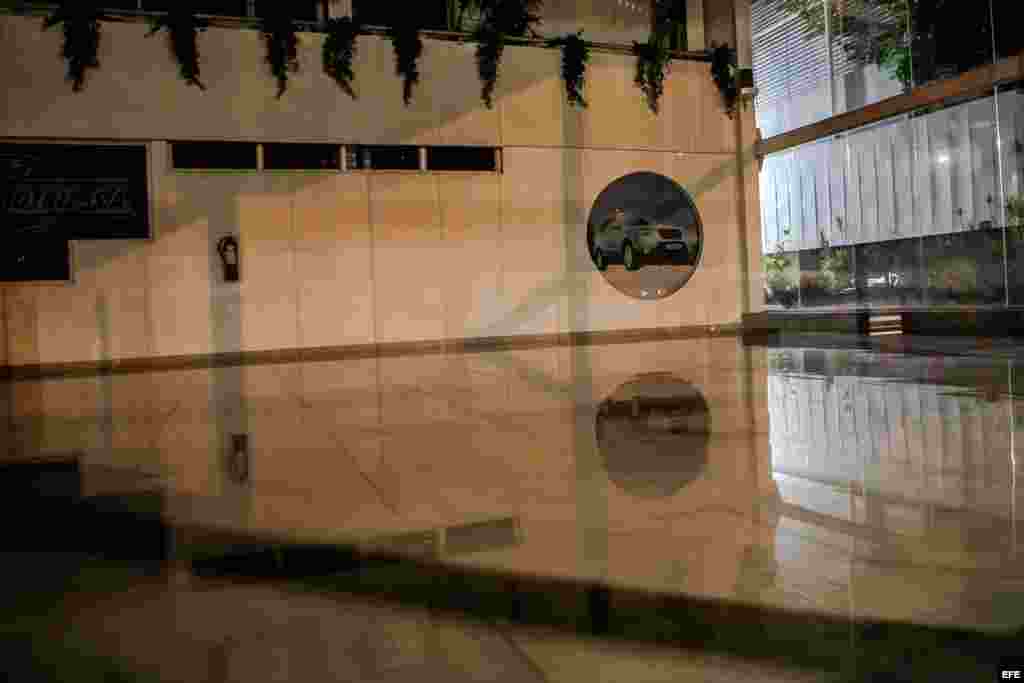 La vitrina vacía de un concesionario en Caracas.