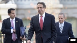 El gobernador de Nueva York, Andrew Cuomo (c).
