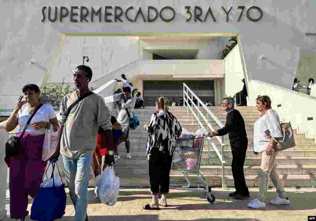 El supermercado de 3ra y 70, en el Vedado, La Habana, abrió las puertas al público la semana pasada.