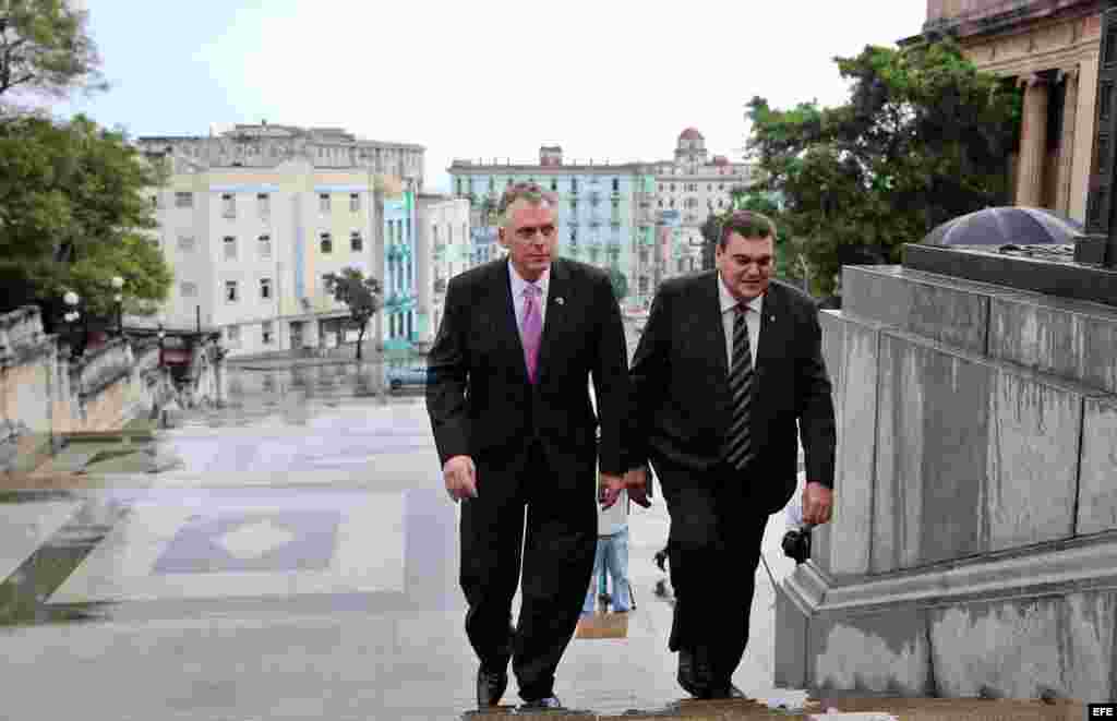 El gobernador del estado de Virginia (EEUU), Terry McAuliffe (d), visita hoy, lunes 04 de enero de 2016, la Universidad de La Habana (Cuba), acompañado por su rector, Gustavo Cobreiro Suárez (i).