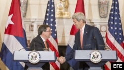 John Kerry (d), saluda al canciller cubano Bruno Rodríguez (i).