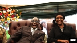 El presidente de Zimbabue, Robert Mugabe junto a su mujer, Grace Mugabe (dcha), en Zvimba.
