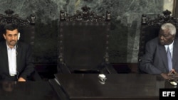 El presidente de Irán, Mahmud Ahmadineyad (i), y el vicepresidente cubano, Esteban Lazo (d).