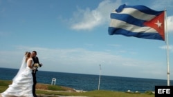 Una pareja de recién casados posan en La Habana.