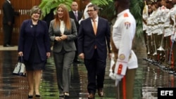 Lis Cuesta (i), esposa del gobernante cubano, Miguel Díaz-Canel; la primera dama de Venezuela, Cilia Flores (c); y el canciller cubano, Bruno Rodríguez (d).