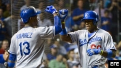 Hanley Ramirez (i) de los Dodgers de Los Angeles felicita a Yasiel Puig (d) tras batear un jonrón ante los Cachorros de Chicago durante un partido de la MLB.