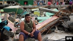Cubanos se recuperan el 5 de octubre de 2016, de los destrozos y estragos causados por el paso del huracán Matthew en Baracoa, provincia de Guantánamo (Cuba).