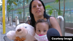 La niña Emily fue diagnosticada con una ectopia renal cruzada a los tres meses de nacida. La menor sufre de constantes mareos y presión arterial muy elevada.