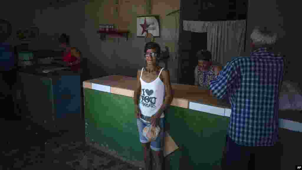 Surunvey González posa para una foto en la "bodega", donde recogió su ración de pan en San Nicolás, Cuba, el viernes 19 de mayo de 2023. Foto AP/Ramón Espinosa