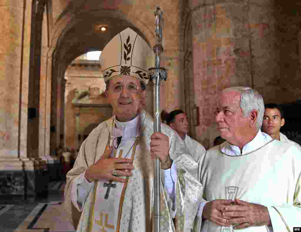 El cardenal italiano Beniamino Stella (i), prefecto de la Congregación para el clero en la Santa Sede en la Catedral de La Habana, Cuba.