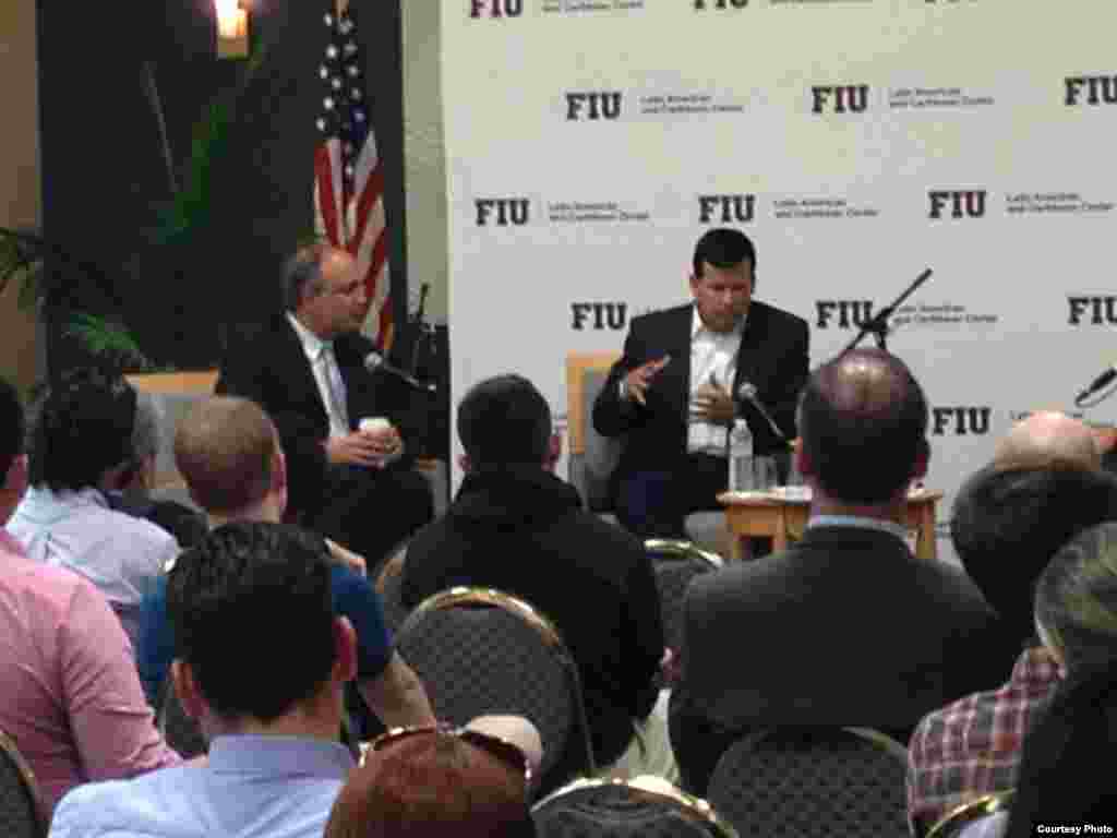 Dan Restrepo responde a las preguntas de los asistentes.