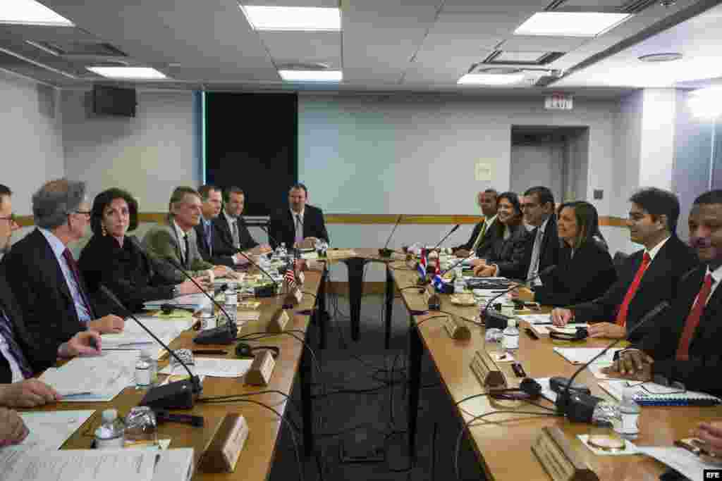 La encargada de Asuntos de América del Norte del Gobierno cubano, Josefina Vidal (3d), encabeza una delegación del gobierno cubano que se reúne con la subsecretaria de Estado de EE.UU. para América Latina, Roberta Jacobson (3i), antes de la segunda ronda