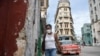 Una mujer camina por una calle de La Habana. (Yamil LAGE / AFP)