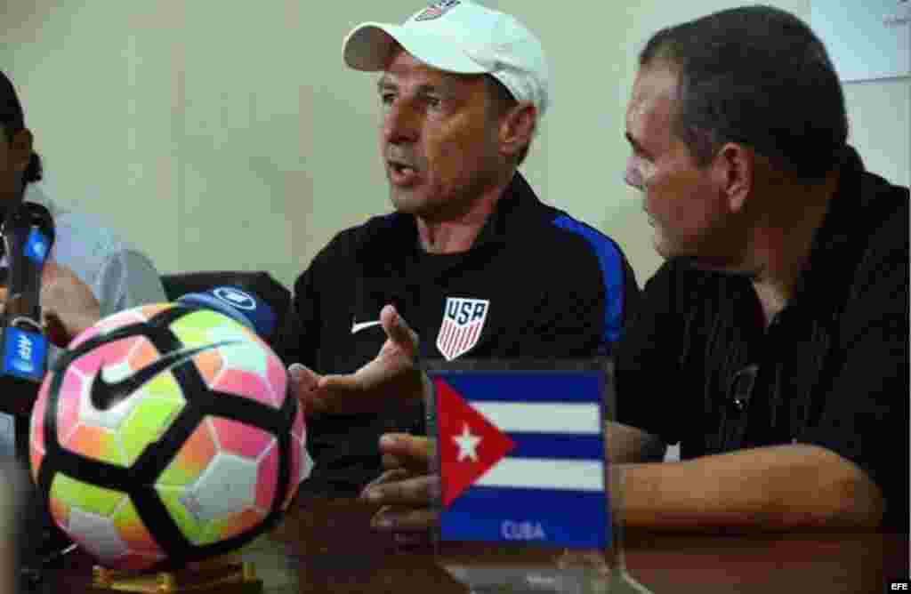 El director técnico de la selección de fútbol de EE.UU., el alemán Jurgen Klinsmann (c), habla en una rueda de prensa, en el Estadio Pedro Marrero de la Habana (Cuba), antes del partido amistoso entre EEUU y Cuba.  
