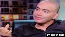 Cosacos rusos con su uniforme posan junto a busto de Putin.