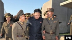 El líder norcoreano Kim Jong-un (c) mientras camina con dos soldados en el islote Wolnae.