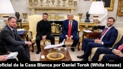 El presidente Donald Trump participa en una reunión bilateral con el presidente ucraniano Volodymyr Zelenskyy, el 18 de agosto de 2025.