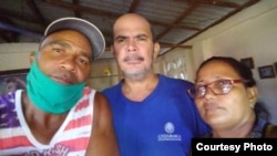 Bartolo Cantillo Romero y Celina Osoria Claro junto a Miguel Angel López Herrera (al centro )