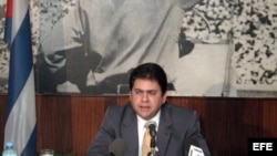 Archivo - Embajador cubano Alejandro Galiano