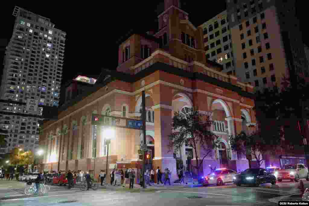 Procesión de exiliados hacia la Iglesia GESU en el corazón de Miami