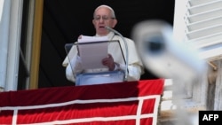 El papa Francisco durante el rezo del Ángelus en la plaza de San Pedro, en el Vaticano.