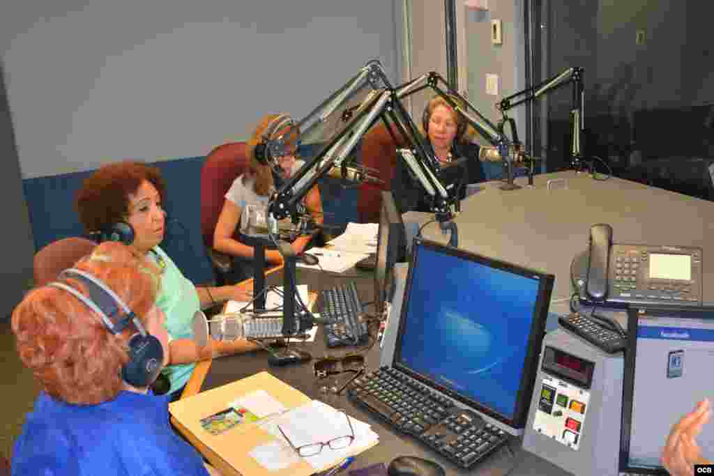 Imagen de la emisión en directo del programa "Con voz propia" con los representantes de FLAMUR.